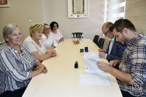 Burmistrz Strykowa Witold Kosmowski w trakcie podpisania umowy z Wykonawcą - Firma PLANIS Radosław Zając.. Podczas...