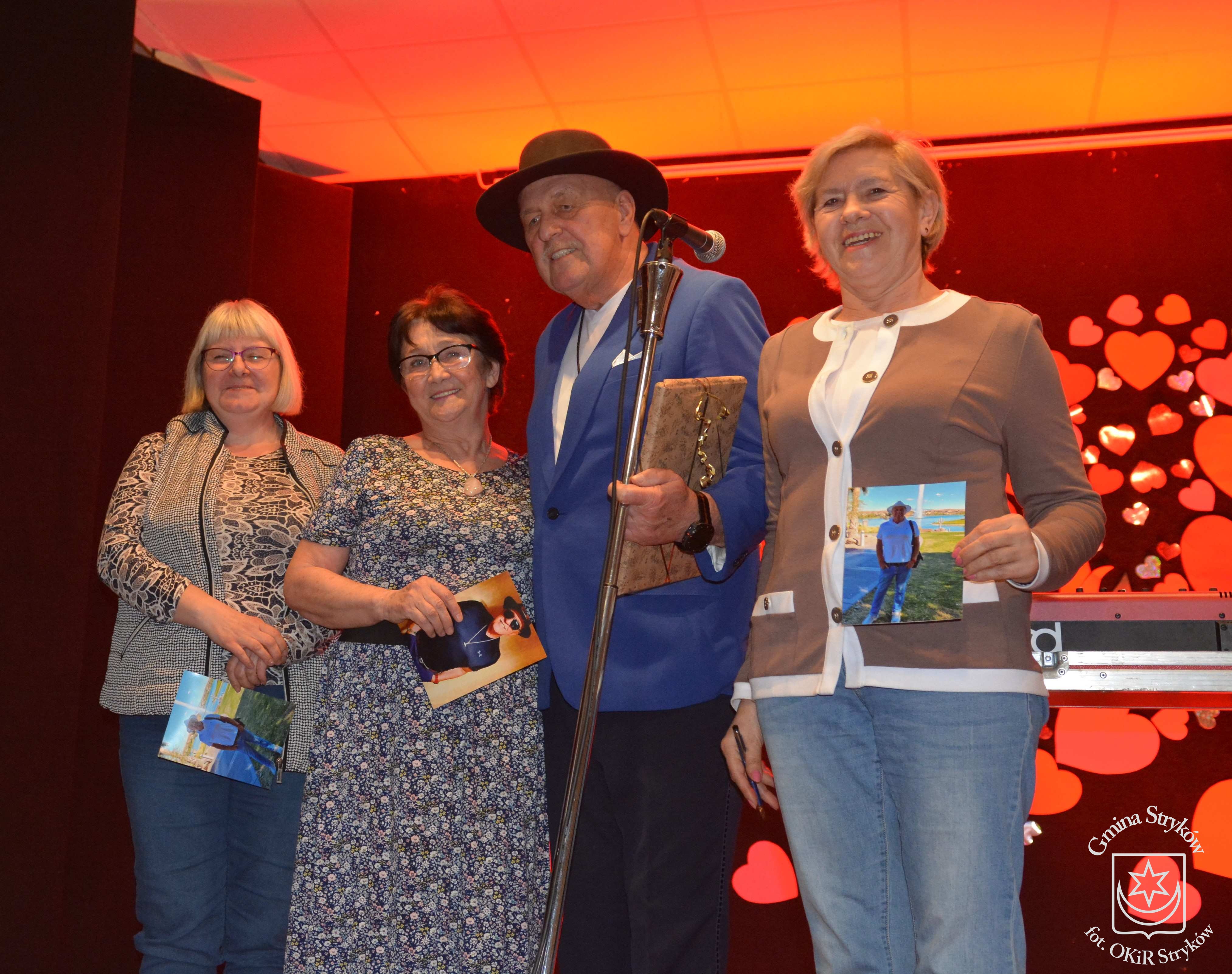 Życzenia, kwiaty i koncert - Dzień Kobiet w Strykowie
