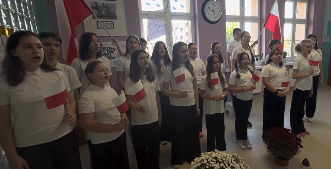 Patriotyczny chór z SP Niesułków