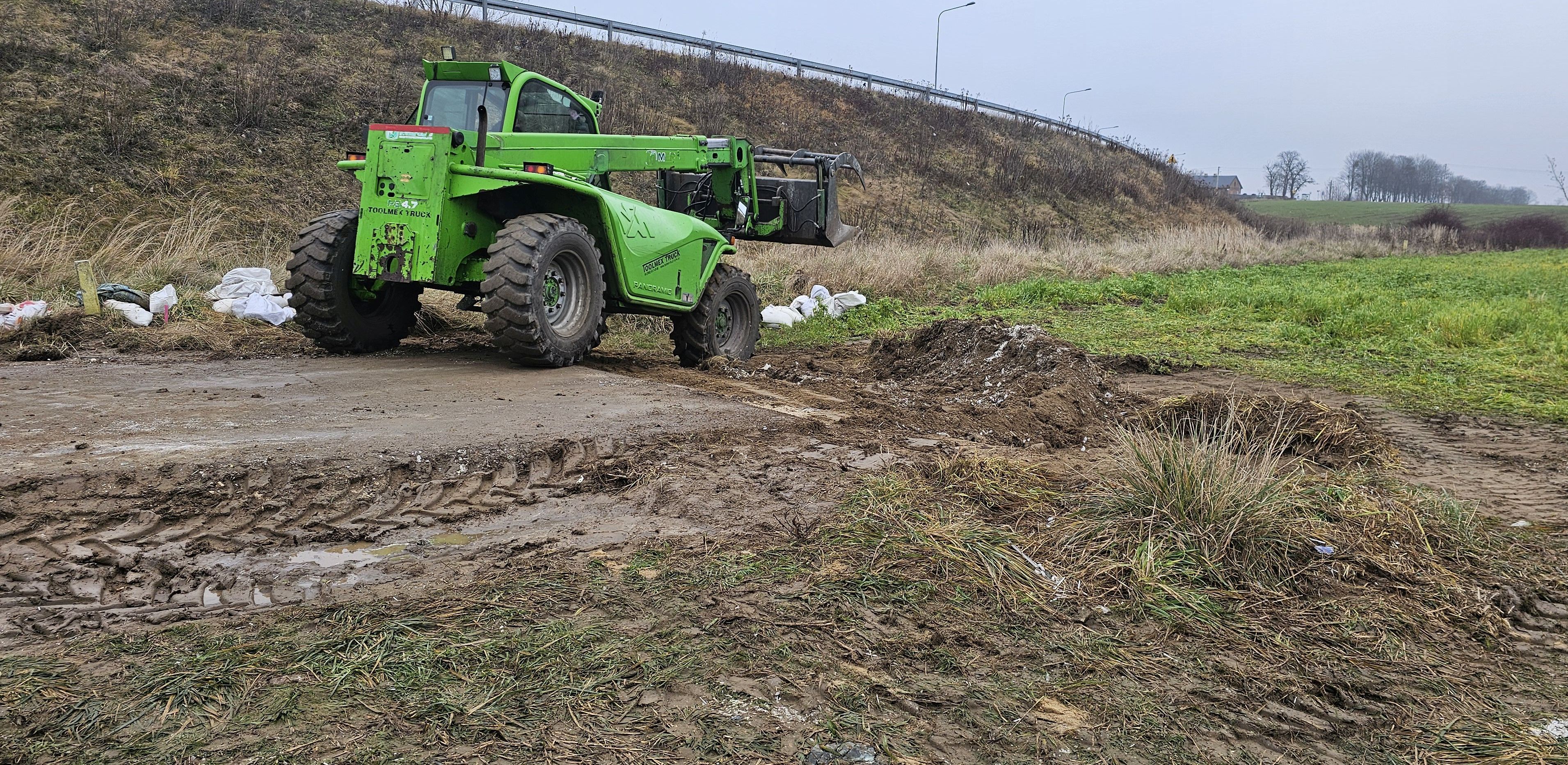 Zakończono usuwanie nielegalnie porzuconych świetlówek w Anielinie