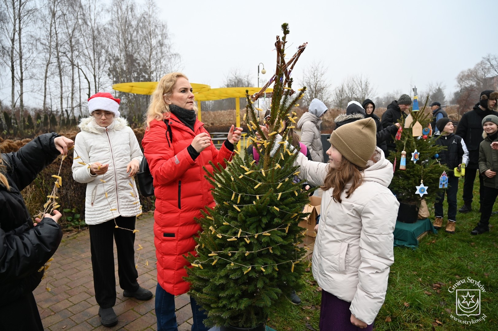 Szkoły udekorowały choinki w Parku nad Moszczenicą