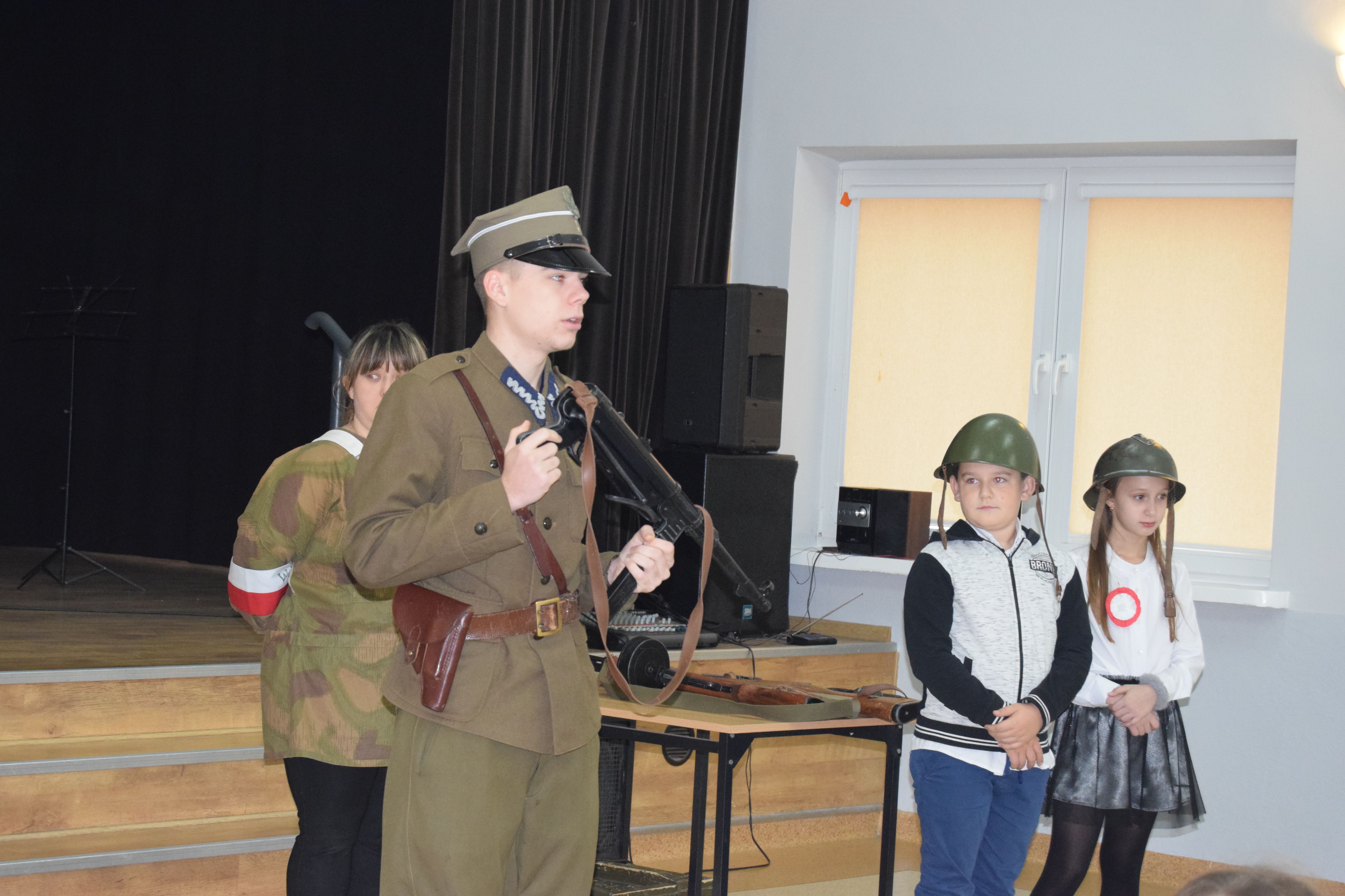 Lekcja historii w ramach obchodów 101 rocznicy odzyskania niepodległości przez Polskę.