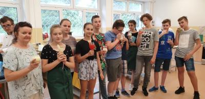 Warsztaty kulinarne w pracowni gastronomicznej.