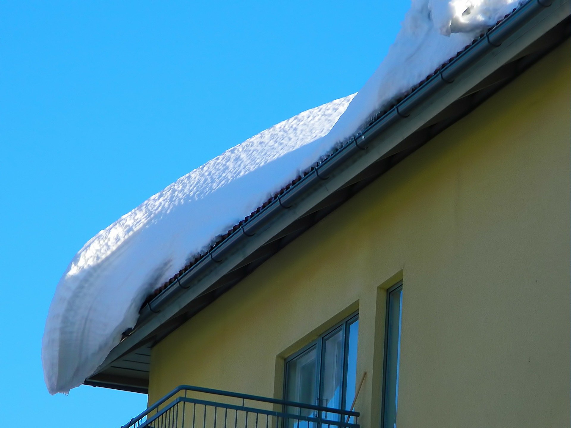 Przypominamy o obowiązku usuwania śniegu i lodu z dachów obiektów  budowlanych i budynków wielkopowierzchniowych!
